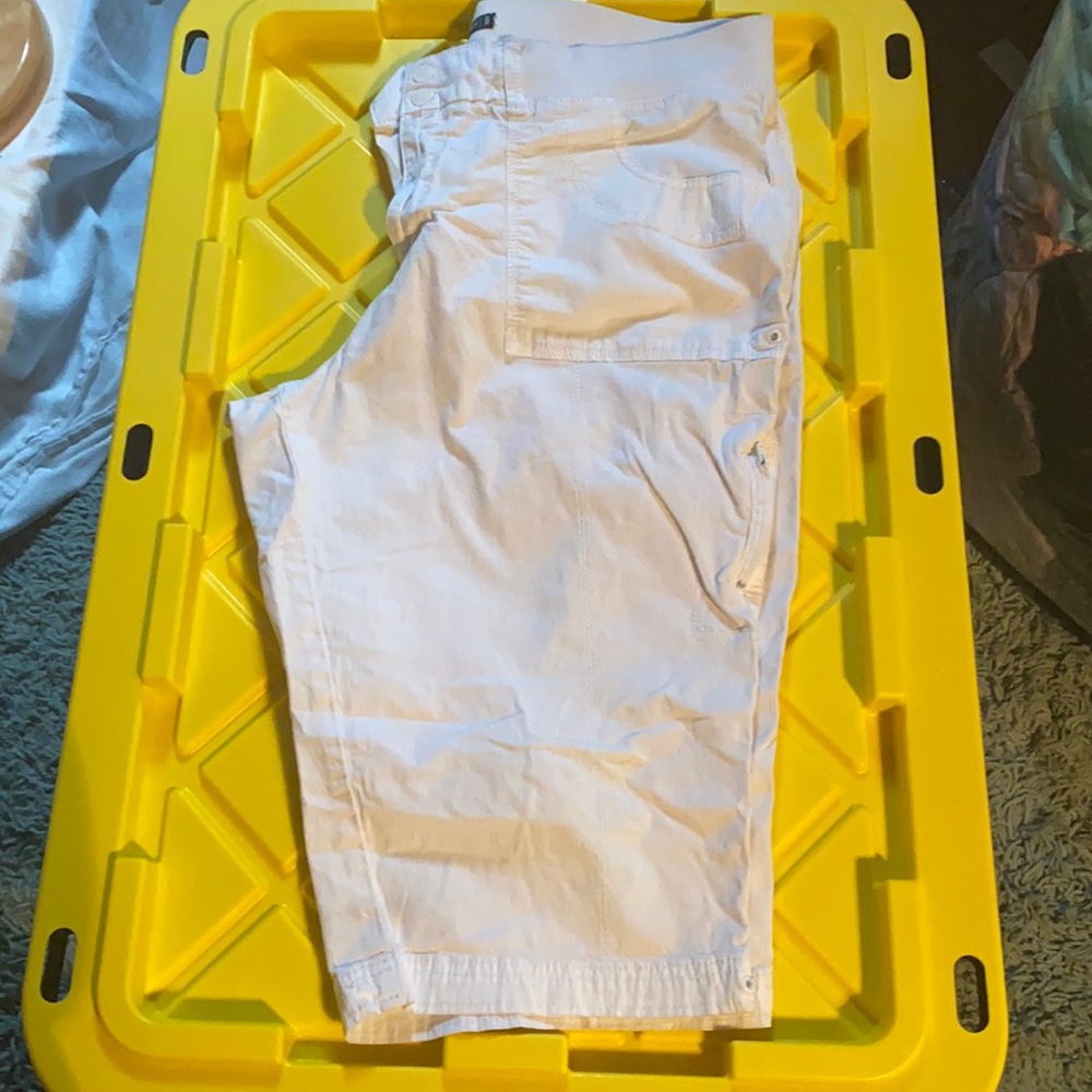 Super comfy EUC white Capri in Sz 18